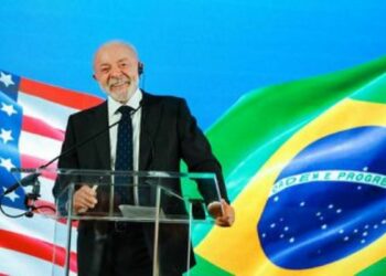 Lula e Donald Trump se reuniram na Casa Branca para discutir tarifas comerciais, minerais críticos, investimentos e cooperação no combate ao crime organizado.