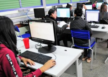 Brasil ultrapassa 100 mil escolas públicas conectadas com internet gratuita e adequada para uso pedagógico. Meta do governo é universalizar acesso até 2026.