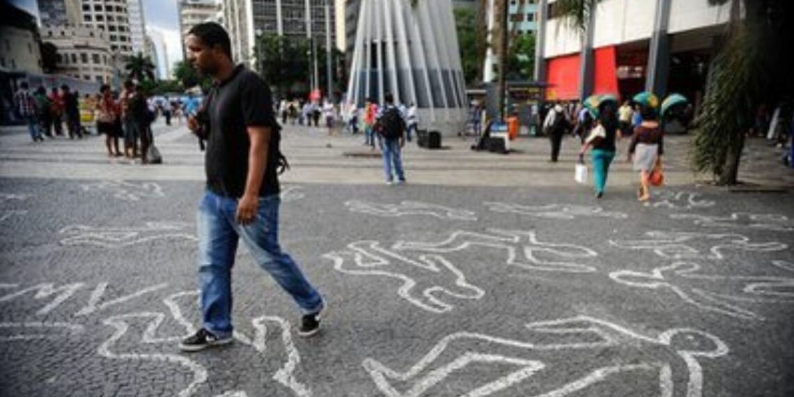 Atlas da Violência 2026 mostra que o Brasil teve a menor taxa de homicídios desde 2014, mas aumento de mortes violentas sem causa definida preocupa especialistas em segurança pública.