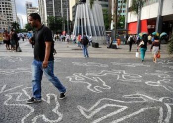Atlas da Violência 2026 mostra que o Brasil teve a menor taxa de homicídios desde 2014, mas aumento de mortes violentas sem causa definida preocupa especialistas em segurança pública.