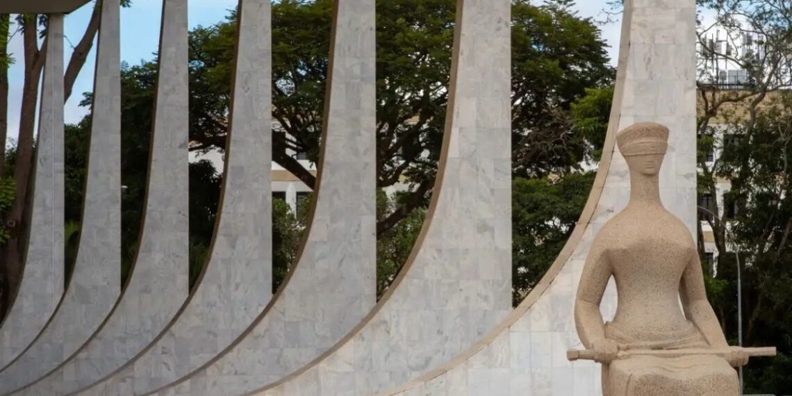 STF confirma decisão que extingue aposentadoria compulsória como punição máxima para magistrados condenados por faltas graves. Medida pode levar à perda definitiva do cargo.