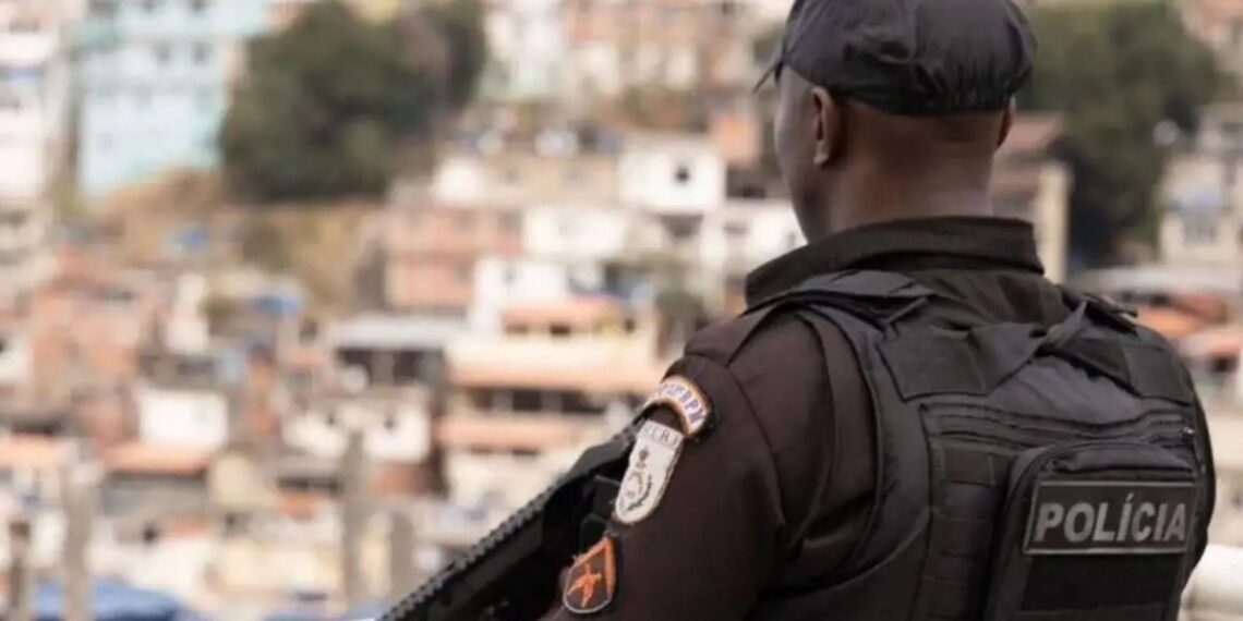 Operação da Polícia Militar no Complexo do Chapadão, no Rio de Janeiro, termina com cinco mortos, seis presos e apreensão de fuzis, pistola e drogas.