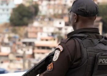 Operação da Polícia Militar no Complexo do Chapadão, no Rio de Janeiro, termina com cinco mortos, seis presos e apreensão de fuzis, pistola e drogas.