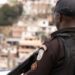 Operação da Polícia Militar no Complexo do Chapadão, no Rio de Janeiro, termina com cinco mortos, seis presos e apreensão de fuzis, pistola e drogas.