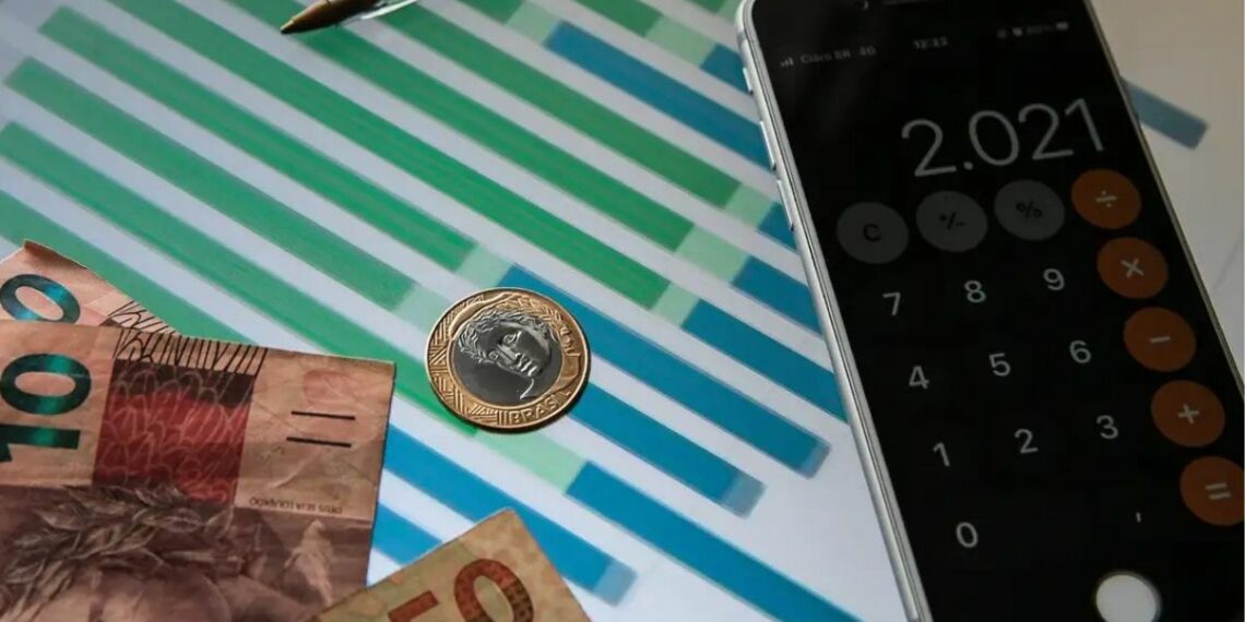 Ministério da Fazenda lança calculadora online do Novo Desenrola Brasil para famílias com renda de até cinco salários mínimos simularem renegociação de dívidas.