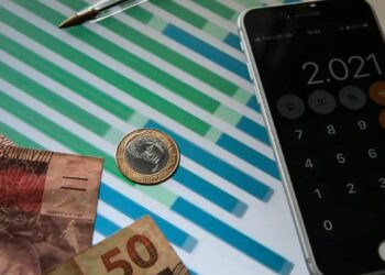 Ministério da Fazenda lança calculadora online do Novo Desenrola Brasil para famílias com renda de até cinco salários mínimos simularem renegociação de dívidas.