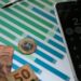 Ministério da Fazenda lança calculadora online do Novo Desenrola Brasil para famílias com renda de até cinco salários mínimos simularem renegociação de dívidas.