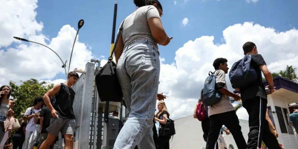 MEC inicia convocação da lista de espera das vagas remanescentes do Fies 2026. Estudantes devem acompanhar o portal e validar informações junto às faculdades.