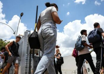MEC inicia convocação da lista de espera das vagas remanescentes do Fies 2026. Estudantes devem acompanhar o portal e validar informações junto às faculdades.