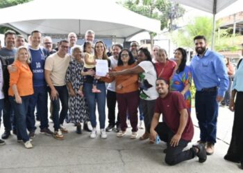 Prefeitura de Vitória inicia obra de cobertura da quadra da Praça Ailton Galante, no bairro Estrelinha. Espaço receberá nova estrutura, iluminação, piso revitalizado e melhorias esportivas.