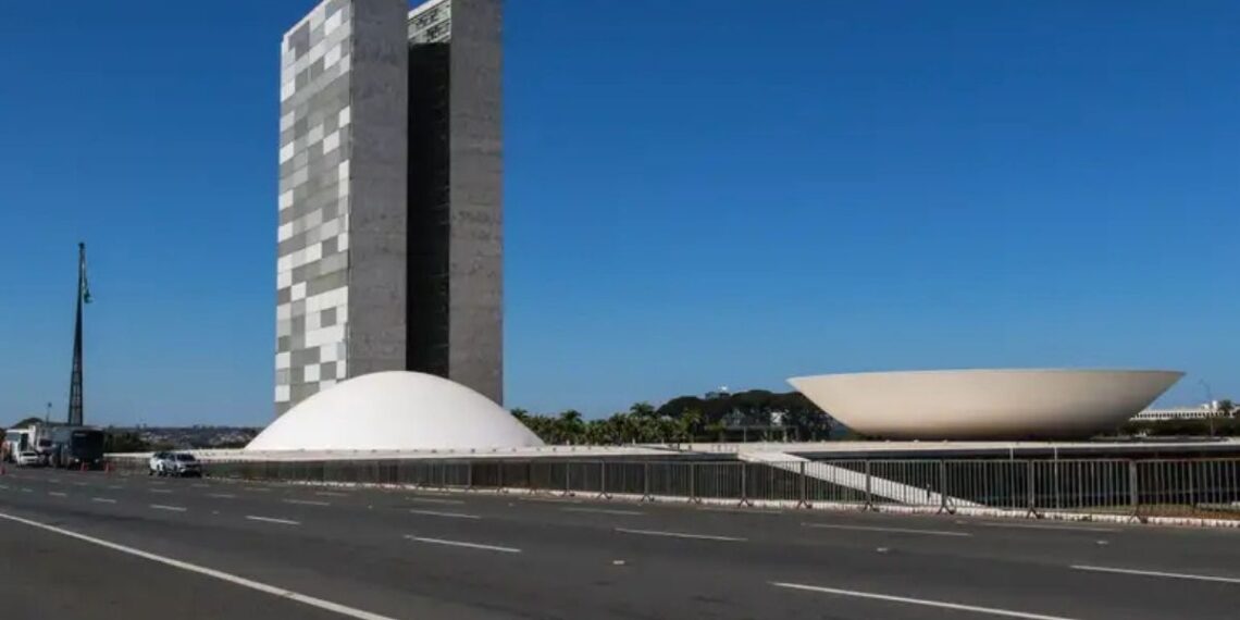 Congresso e Executivo chegam a acordo para retirar uso do Fundo Social do projeto de renegociação das dívidas rurais. Texto deve voltar à pauta da CAE nesta quarta-feira.