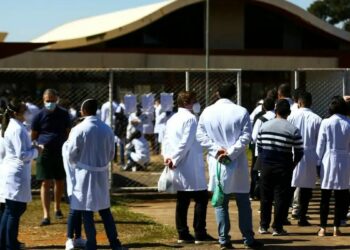 Prova prática do Revalida 2025/2 acontece neste sábado e domingo para médicos formados no exterior. Exame avalia competências exigidas pelo SUS.