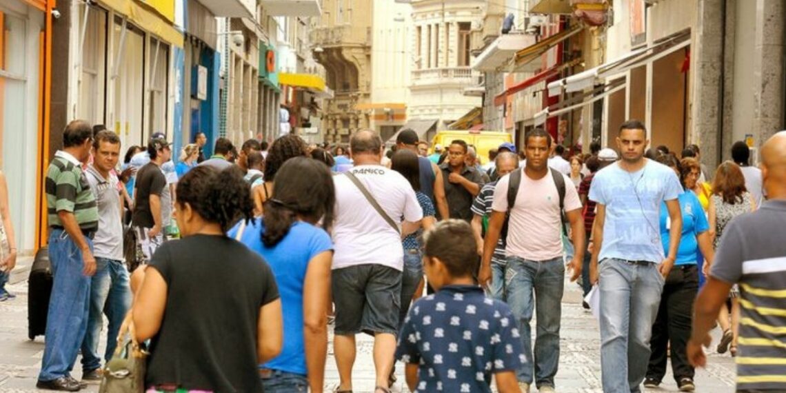 IBGE revela que 82% dos brasileiros acima de 14 anos receberam algum tipo de rendimento em 2025. Rendimento médio mensal bateu recorde histórico e chegou a R$ 3.367.