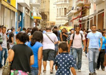IBGE revela que 82% dos brasileiros acima de 14 anos receberam algum tipo de rendimento em 2025. Rendimento médio mensal bateu recorde histórico e chegou a R$ 3.367.