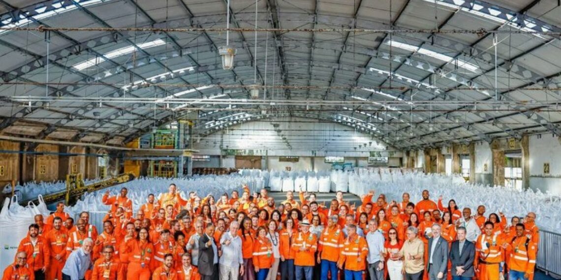 Presidente Lula visita Fafen-BA e celebra retomada da produção de fertilizantes nitrogenados no Brasil. Unidade da Petrobras deve gerar empregos, fortalecer o agronegócio e ampliar a produção nacional de ureia.
