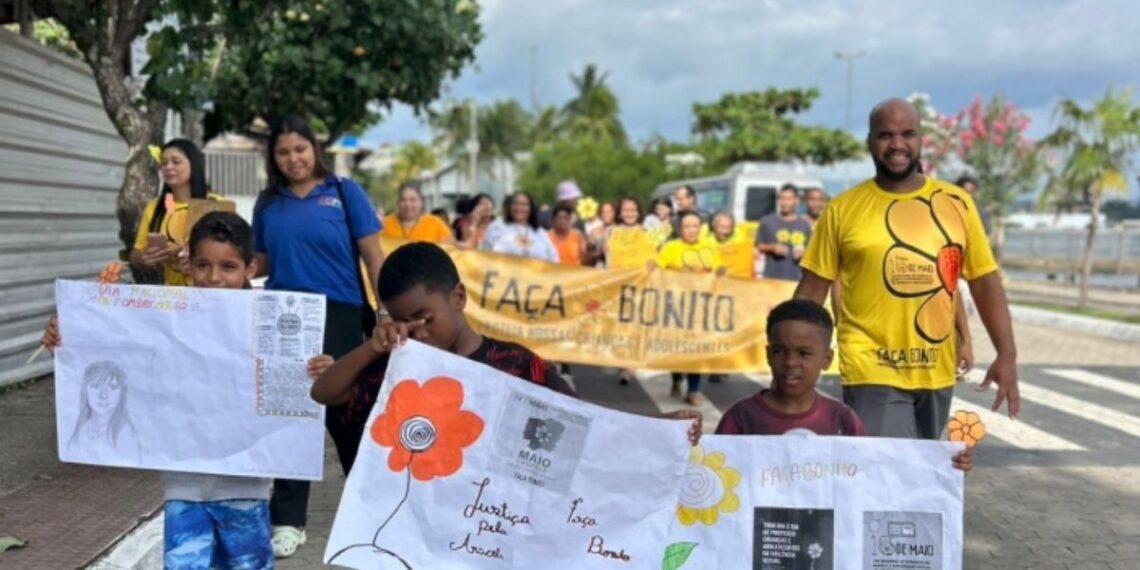 Moradores de Santo Antônio, em Vitória, participaram de caminhada do Maio Laranja em defesa da infância e adolescência. Mobilização reuniu comunidade e rede socioassistencial.