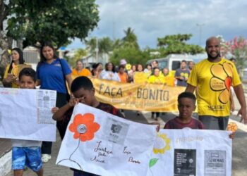 Moradores de Santo Antônio, em Vitória, participaram de caminhada do Maio Laranja em defesa da infância e adolescência. Mobilização reuniu comunidade e rede socioassistencial.