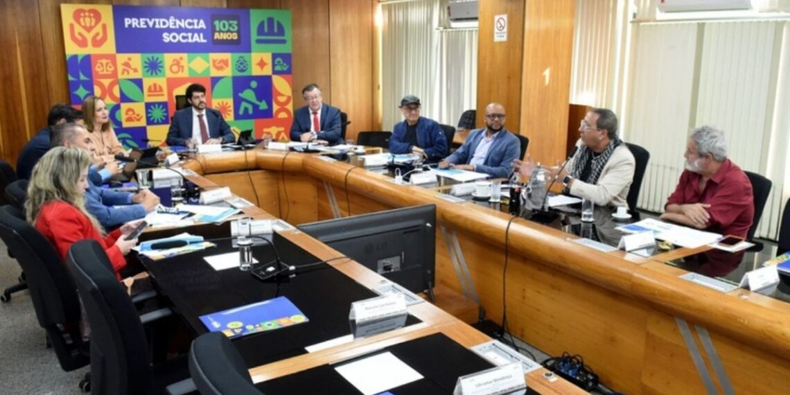 INSS bate recorde de concessão de benefícios em março de 2026 e reduz tempo médio de análise para 40 dias. Fila de perícias médicas também apresenta queda.