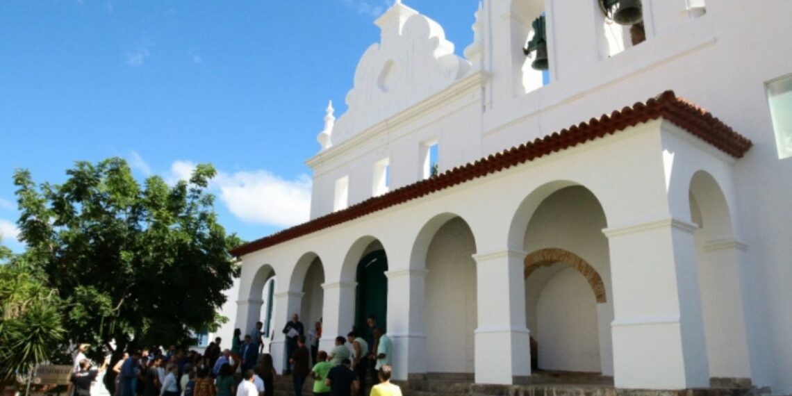 Frontispício do Convento São Francisco, em Vitória, é restaurado e devolvido à paisagem histórica da Cidade Alta, reforçando a preservação cultural capixaba.