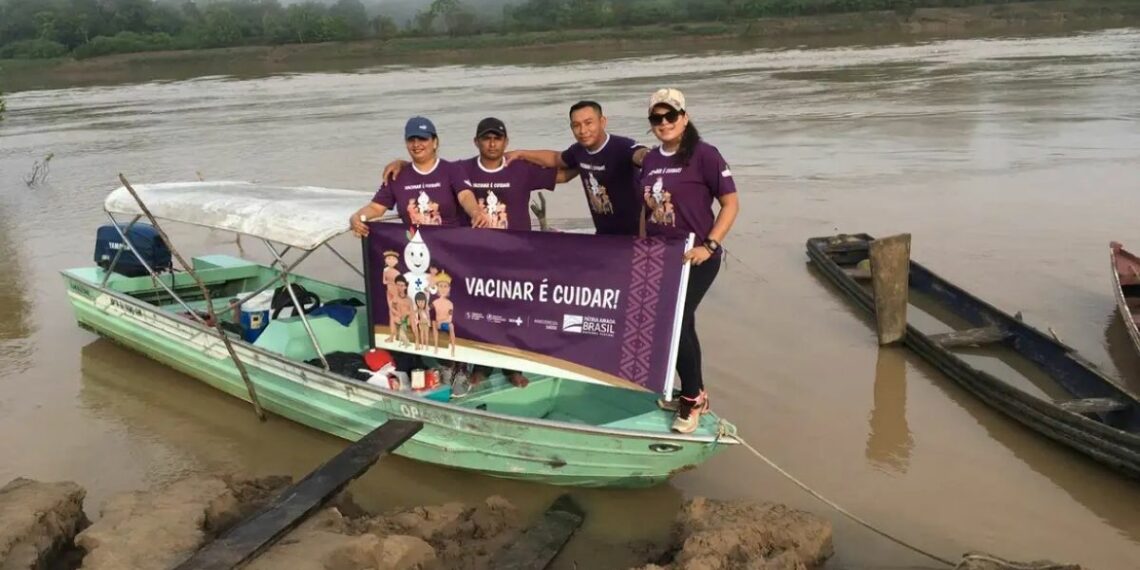 Equipes de saúde percorrem áreas remotas da Amazônia para levar vacinação a povos indígenas, enfrentando desafios logísticos, climáticos e culturais.