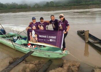 Equipes de saúde percorrem áreas remotas da Amazônia para levar vacinação a povos indígenas, enfrentando desafios logísticos, climáticos e culturais.