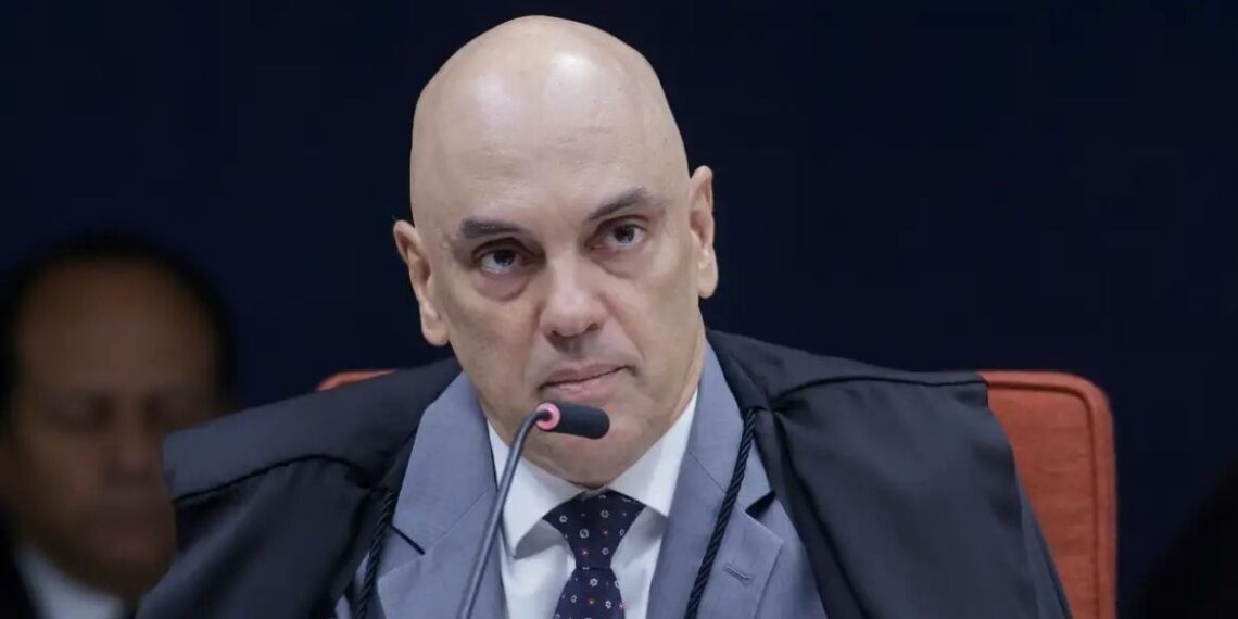Alexandre de Moraes solicita manifestação da PGR sobre pedido de inclusão de Jair Bolsonaro e Flávio Bolsonaro em investigação ligada a Eduardo Bolsonaro.