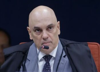 Alexandre de Moraes solicita manifestação da PGR sobre pedido de inclusão de Jair Bolsonaro e Flávio Bolsonaro em investigação ligada a Eduardo Bolsonaro.