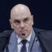 Alexandre de Moraes solicita manifestação da PGR sobre pedido de inclusão de Jair Bolsonaro e Flávio Bolsonaro em investigação ligada a Eduardo Bolsonaro.