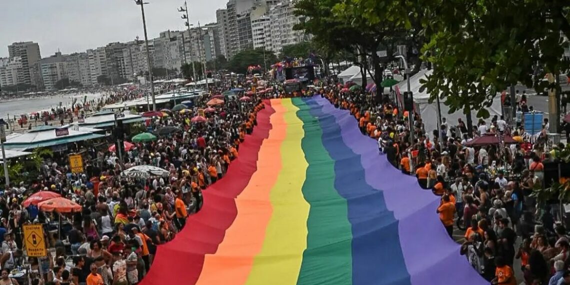 Advogado da OAB afirma que projeto aprovado na Câmara de São Paulo contra presença de menores em eventos LGBTQIA+ é inconstitucional e discriminatório.