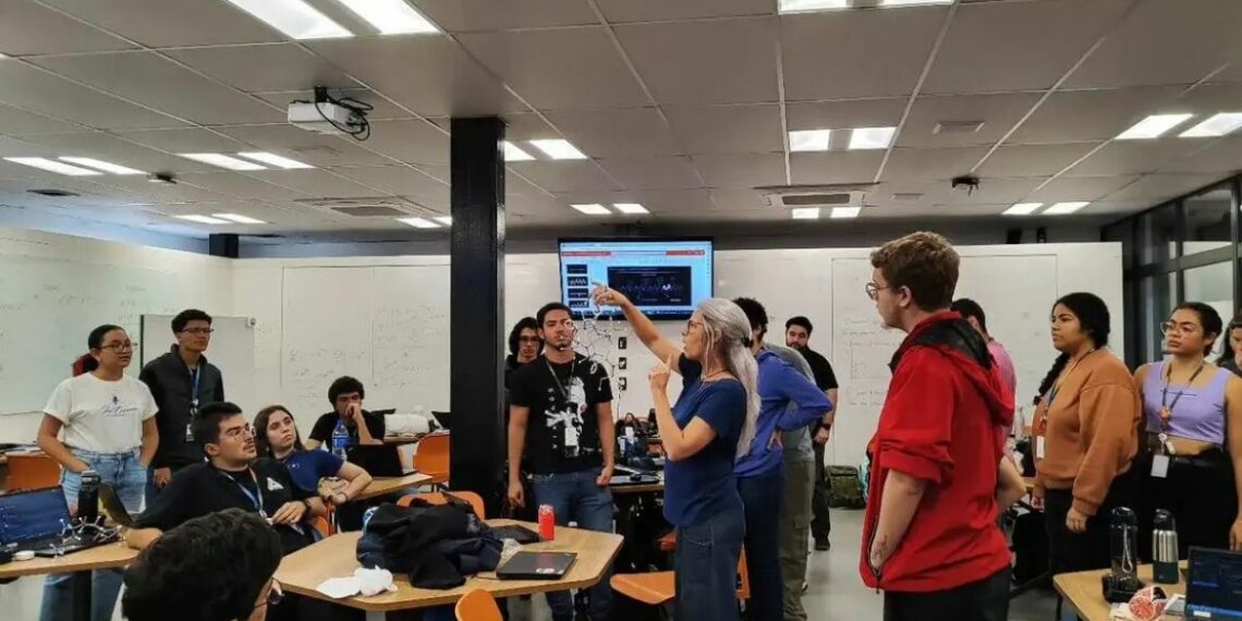 Governo federal lança o Desenrola Fies com descontos de até 99% para estudantes inadimplentes. Programa prevê parcelamento, redução de juros e condições especiais para inscritos no CadÚnico.