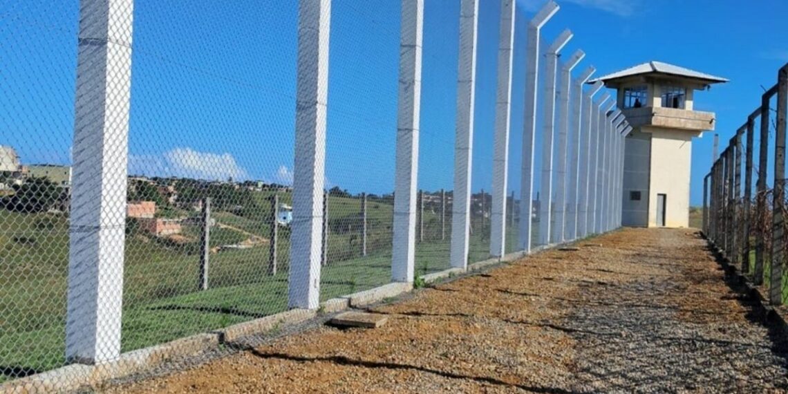 Secretaria da Justiça do Espírito Santo já produziu sete mil metros quadrados de alambrados para reforçar a segurança de presídios. Projeto conta com mão de obra prisional e investimento de R$ 1,3 milhão.