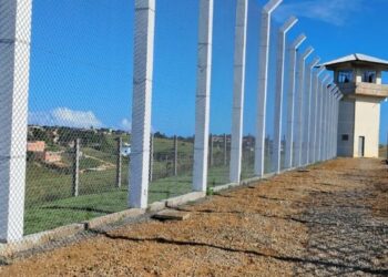 Secretaria da Justiça do Espírito Santo já produziu sete mil metros quadrados de alambrados para reforçar a segurança de presídios. Projeto conta com mão de obra prisional e investimento de R$ 1,3 milhão.