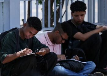 MEC divulga edital do Enem 2026 com inscrições entre 25 de maio e 5 de junho. Provas serão aplicadas em novembro e taxa permanece em R$ 85.