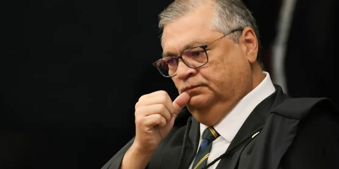 O ministro Flávio Dino, do STF, proibiu a criação de novos penduricalhos para juízes e membros do Ministério Público após decisão da Corte que limitou benefícios extras a 35% do teto salarial.