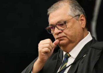 O ministro Flávio Dino, do STF, proibiu a criação de novos penduricalhos para juízes e membros do Ministério Público após decisão da Corte que limitou benefícios extras a 35% do teto salarial.