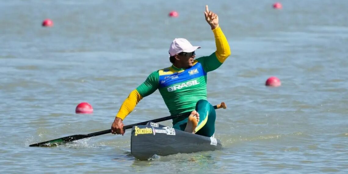Isaquias Queiroz conquista medalha de prata na Copa do Mundo de Canoagem, em Szeged, na Hungria, na prova C1 500 metros.