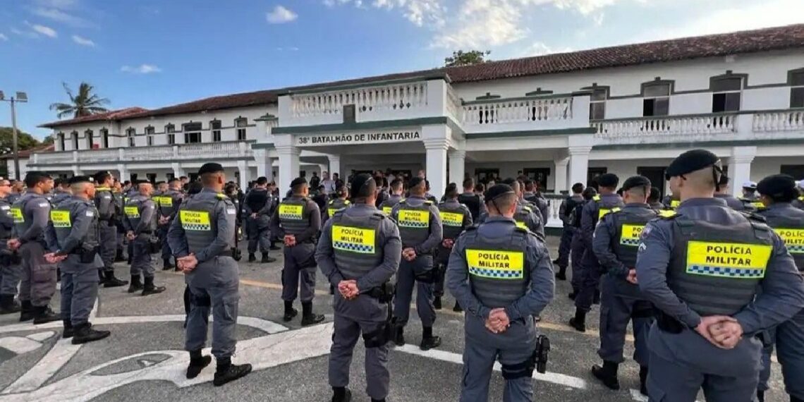 Projeto em tramitação na Ales transforma cargos de subcomandantes da PM e dos Bombeiros em funções comissionadas e amplia remuneração das corporações.