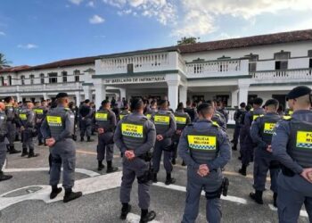 Projeto em tramitação na Ales transforma cargos de subcomandantes da PM e dos Bombeiros em funções comissionadas e amplia remuneração das corporações.