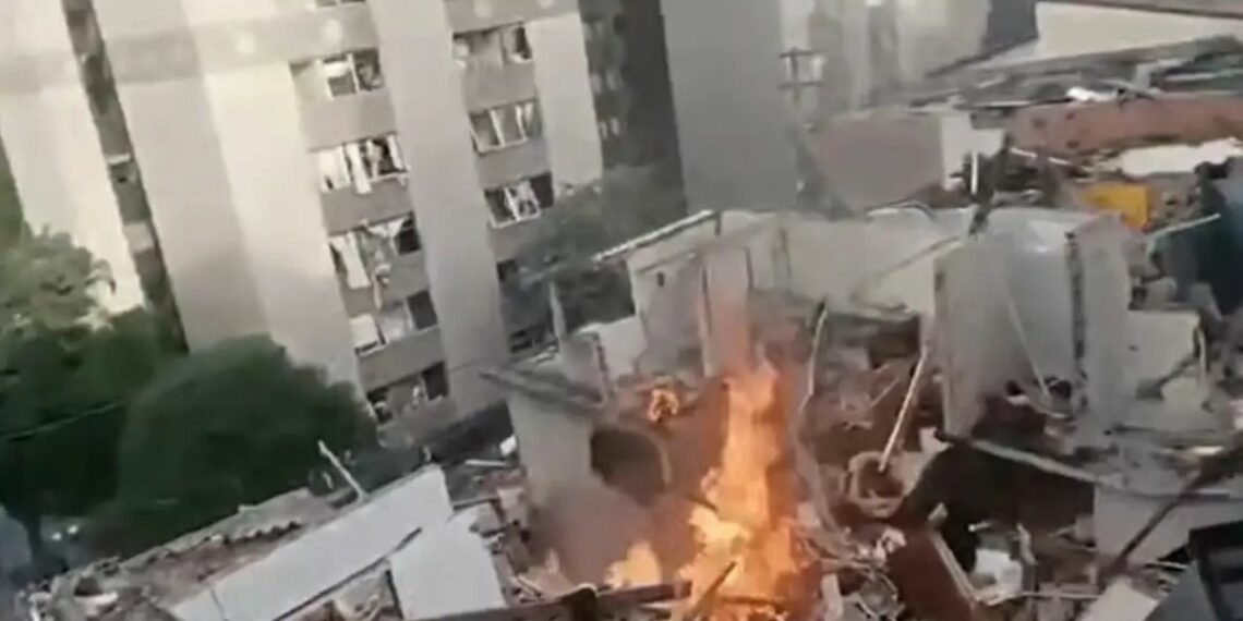 Explosão no Jaguaré, em São Paulo, deixa um morto, destrói casas e mobiliza bombeiros em busca por possível segunda vítima.