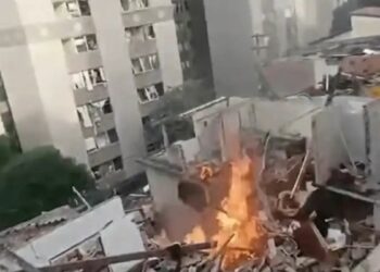 Explosão no Jaguaré, em São Paulo, deixa um morto, destrói casas e mobiliza bombeiros em busca por possível segunda vítima.