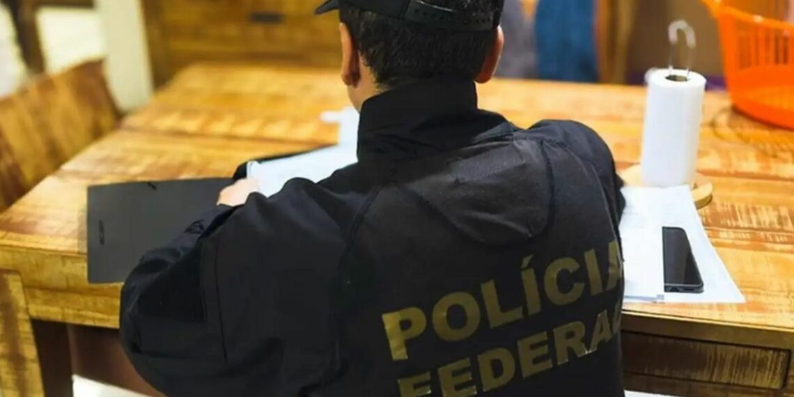 Polícia Federal realiza a Operação Força Integrada II em 16 estados para combater facções criminosas envolvidas com tráfico de drogas, armas e lavagem de dinheiro.