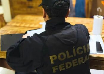 Polícia Federal realiza a Operação Força Integrada II em 16 estados para combater facções criminosas envolvidas com tráfico de drogas, armas e lavagem de dinheiro.