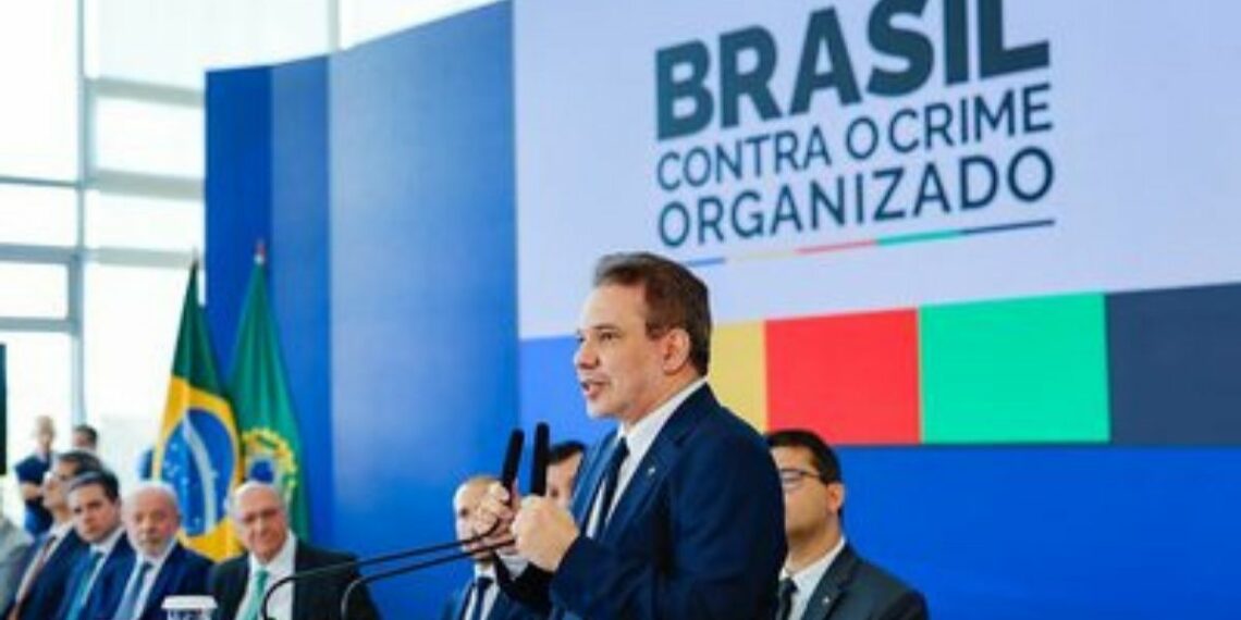 Lei nº 15.407/2026 amplia regras para transferência de presos acusados de matar agentes públicos para presídios federais de segurança máxima.