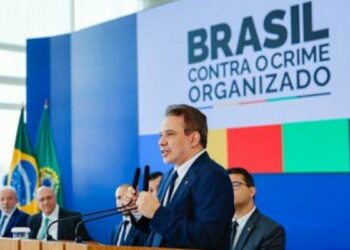 Lei nº 15.407/2026 amplia regras para transferência de presos acusados de matar agentes públicos para presídios federais de segurança máxima.