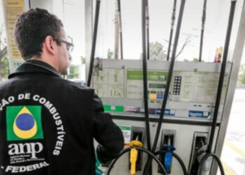 Inflação oficial do Brasil desacelerou para 0,67% em abril, segundo o IBGE. Alimentação e saúde pressionaram o IPCA, enquanto combustíveis tiveram menor impacto.
