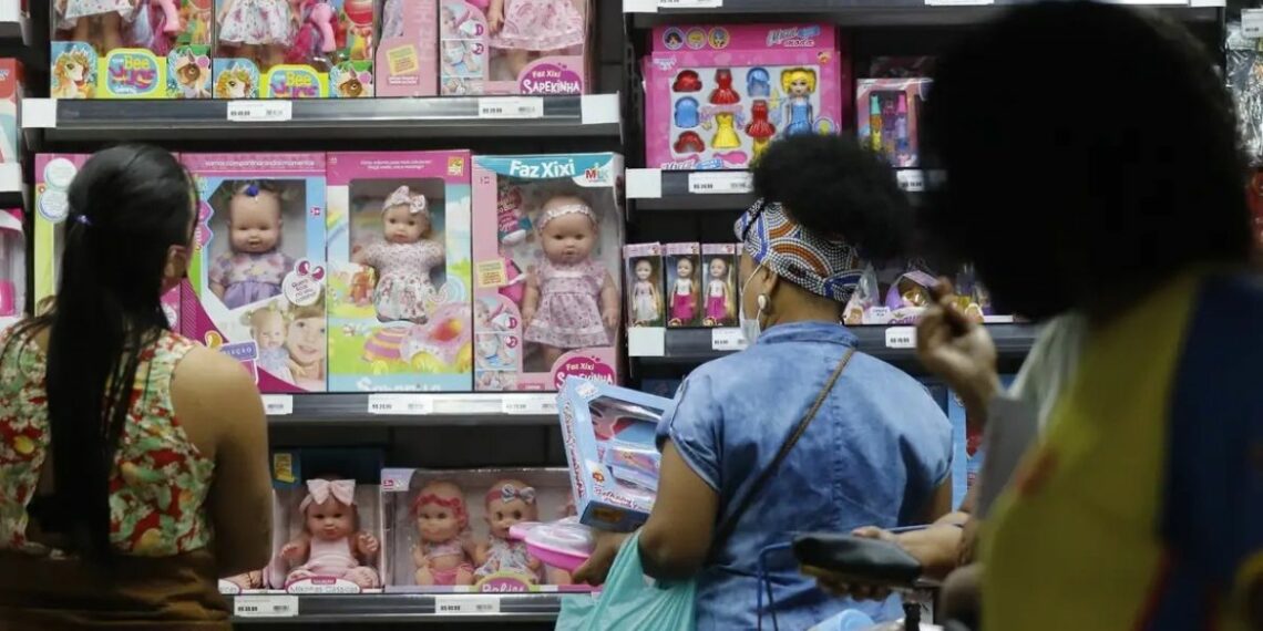 Comércio brasileiro avançou 0,5% em março e atingiu o maior patamar da série histórica, impulsionado pela queda do dólar e aumento das vendas de produtos importados, aponta IBGE.