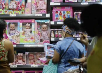 Comércio brasileiro avançou 0,5% em março e atingiu o maior patamar da série histórica, impulsionado pela queda do dólar e aumento das vendas de produtos importados, aponta IBGE.
