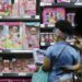 Comércio brasileiro avançou 0,5% em março e atingiu o maior patamar da série histórica, impulsionado pela queda do dólar e aumento das vendas de produtos importados, aponta IBGE.