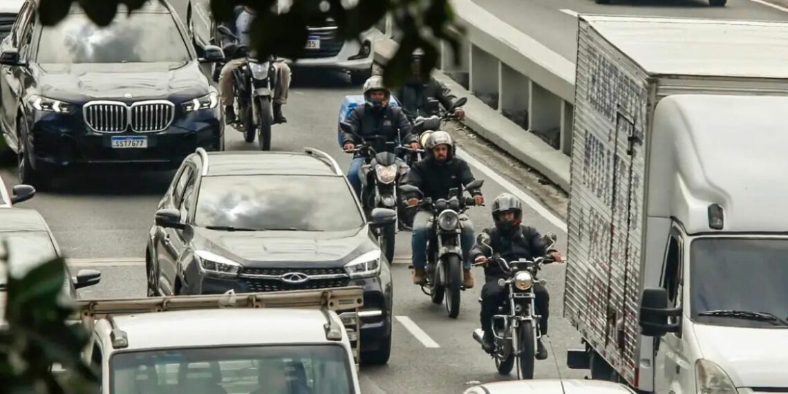 Dados do IBGE revelam que trabalhadores por conta própria têm jornada média de 45 horas semanais no Brasil. Tema ganha força durante discussões sobre escala 5x2 e redução da carga horária.