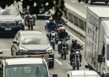 Dados do IBGE revelam que trabalhadores por conta própria têm jornada média de 45 horas semanais no Brasil. Tema ganha força durante discussões sobre escala 5x2 e redução da carga horária.